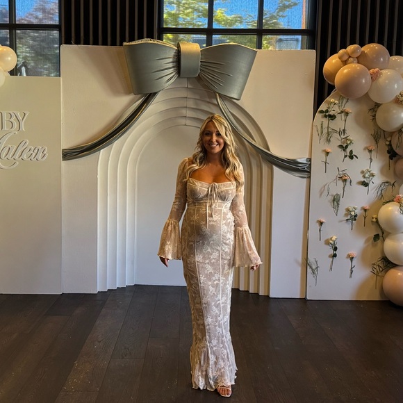 The prettiest dress EVER - Picture 2 of 6